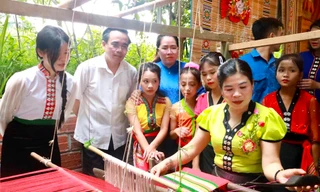 Bạn trẻ Nghệ An trải nghiệm trò chơi dân gian, nấu cơm lam, làm bánh đặc sản