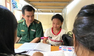 Những người bố mang quân hàm xanh đồng hành cùng các em học sinh dân tộc thiểu số