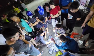 Phiên chợ đêm bán mực vừa câu từ biển lên bờ