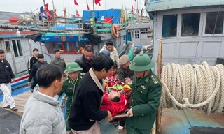 Bộ đội dùng cano ra biển ứng cứu ngư dân gặp nạn trên biển