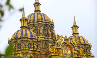 Nườm nượp check-in tòa lâu đài 'dát vàng' của đại gia kinh doanh phế liệu