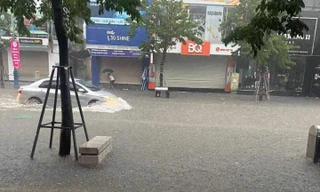 Mưa trắng trời, đường ngập sâu, nhiều trường ở thành phố Vinh cho học sinh nghỉ học