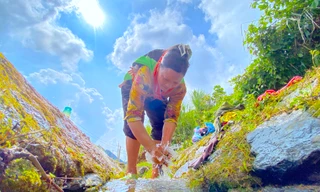 Lo sợ núi lở, 48 hộ dân rời nhà ra bãi đất trống dựng lán ở tạm