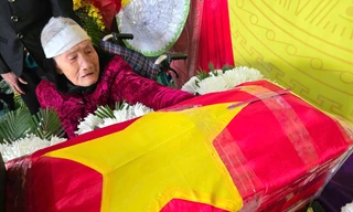 Mẹ 104 tuổi nghẹn ngào đón hài cốt con liệt sĩ sau nửa thế kỷ tìm mộ