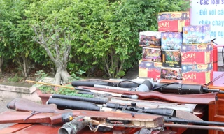 Công an kêu gọi người dân đổi vũ khí, pháo nổ lấy bình chữa cháy