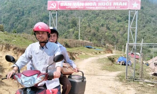 Y bác sĩ trèo đèo lội suối vào tận bản vận động tiêm vắc xin phòng sởi 