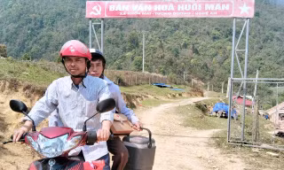 Y bác sĩ trèo đèo lội suối vào tận bản vận động tiêm vắc xin phòng sởi 