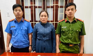 'Nữ quái' nuốt ma túy, công an đưa đến viện để lấy ra ngoài