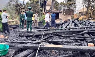 Căn nhà gỗ hàng trăm triệu bốc cháy dữ dội, thiêu rụi toàn bộ tài sản