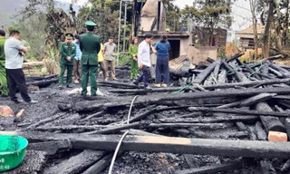 Căn nhà gỗ hàng trăm triệu bốc cháy dữ dội, thiêu rụi toàn bộ tài sản