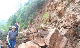 Mưa lớn, nhiều xã miền núi bị đất đá sạt lở đe dọa tính mạng người dân