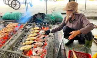 Làng nướng cá xứ Nghệ đỏ lửa liên tục phục vụ Tết