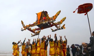 Độc đáo tục chạy ói, tung 'kiệu bay' ở ngôi đền thiêng nhất xứ Nghệ