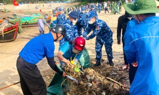 Cảnh sát biển và đoàn viên làm sạch bờ biển, tuyên truyền chống khai thác IUU