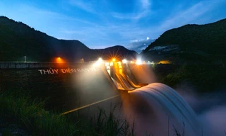 Cận cảnh thuỷ điện Bản Vẽ điều tiết xả nước qua tràn trước khi bão số 3 vào đất liền