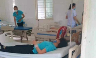 Hàng chục công nhân nhà máy may nghi ngộ độc sau giờ ăn trưa