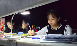 Lấy ghế đá sân trường làm bàn, học sinh Nghệ An chong đèn ôn thi tốt nghiệp THPT