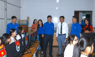 Bí thư thứ nhất T.Ư Đoàn dự khai giảng và trao quà tại trường Dân tộc nội trú Nghệ An