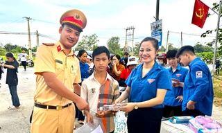 Cảnh sát mướt mồ hôi phân luồng giao thông, tiếp sức sĩ tử