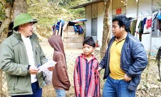 Băng rừng, vượt núi vào bản 'kéo' học sinh trở lại trường 