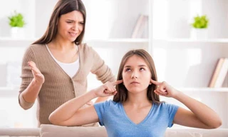 Làm gì khi thấy con 'tự sướng' ở tuổi dậy thì?