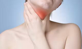 Có những biểu hiện này, hãy đến bệnh viện kiểm tra ngay tuyến giáp của bạn