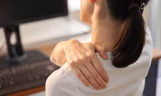 Đau cổ vai gáy - bệnh nghề nghiệp của dân văn phòng