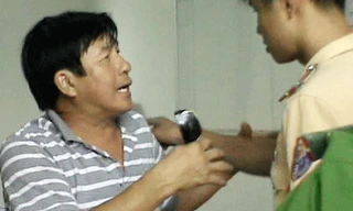 Tông cảnh sát giao thông rồi bỏ chạy