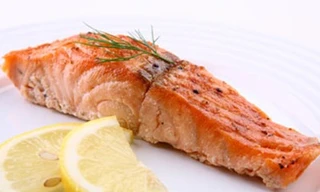 Ăn cá hồi có an toàn sau thai nghén?