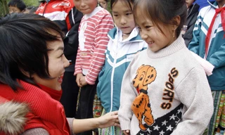 Thái Thùy Linh “Mặc ấm cho học sinh nghèo dân tộc miền núi”. Ảnh: P.Đức