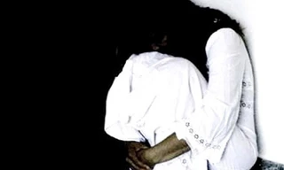 Nam sinh lớp 8 hiếp dâm 'đàn chị'