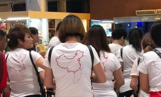 Khách Trung Quốc mang áo 'đường lưỡi bò' đến Nha Trang 