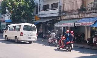 Xe dù lộng hành, bến cóc nở rộ