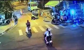 CSGT bị người vi phạm đánh ngay giữa phố