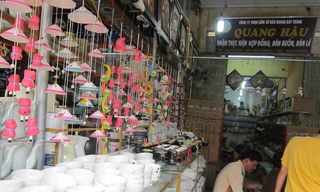 Gốm sứ Trung Quốc được bày bán cùng gốm sứ Bát Tràng ở làng nghề