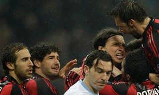 Milan vùi dập tan tác Napoli