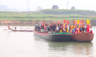 Hàng trăm người dân ra giữa dòng xoáy sông Lam lấy nước dâng vua Mai