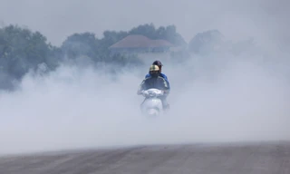 Tài xế 'cay mắt' vì khói rơm mù mịt trên cao tốc, quốc lộ qua Hà Tĩnh