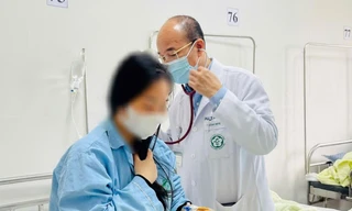 PGS.TS Đỗ Duy Cường khám bệnh nhân cúm A 