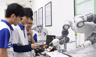 Sinh viên ngành công nghệ thực hành trong phòng thí nghiệm. Ảnh: HOA BAN