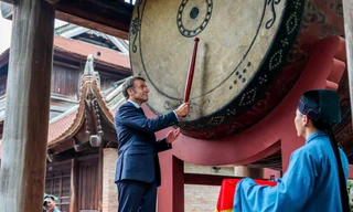 Tổng thống Pháp Macron thực hiện nghi lễ đánh trống Sấm ở Văn Miếu - Quốc Tử Giám