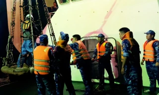 Cảnh sát biển cấp cứu kịp thời thuyền viên gặp tình huống hiểm nghèo 