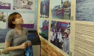 Hình ảnh tàu cá ĐNa 90152 bị tàu Trung Quốc đâm chìm níu chân bạn trẻ Ảnh: Thanh Hiền 