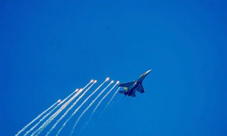 Xem tiêm kích Su-30MK2 chao lượn trên bầu trời TPHCM