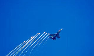 Xem tiêm kích Su-30MK2 chao lượn trên bầu trời TPHCM