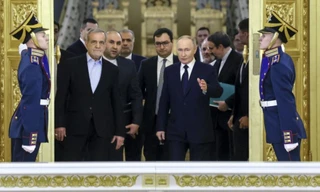 Tổng thống Nga Vladimir Putin và Tổng thống Iran Masoud Pezeshkian đến dự lễ ký kết thỏa thuận song phương tại Điện Kremlin ngày 17/1. (Ảnh: Sputnik)