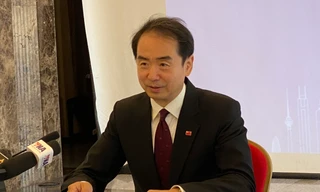 Đại sứ Trung Quốc Hà Vĩ trao đổi với phóng viên ngày 28/4. Ảnh: Thái An