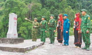 Cán bộ, chiến sĩ Trạm biên phòng Kẻng Mỏ cùng với nhân dân bảo vệ vững chắc biên cương, nơi con sông Đà chảy vào đất Việt