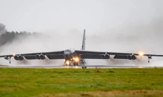 Hai 'pháo đài bay' B-52 của Mỹ hạ cánh tại Vương quốc Anh