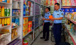 QLTT kiểm tra mặt hàng sữa. Ảnh: Nguyễn Bằng